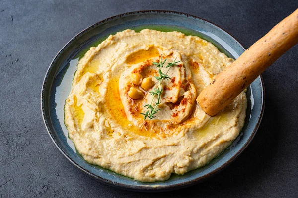 Geleneksel bir yemek veya aperatif humus veya siyah arka planda baba ghanoush.