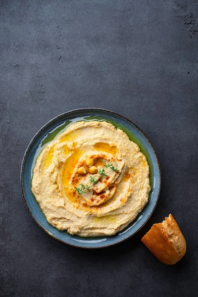 Geleneksel bir yemek veya aperatif humus veya siyah arka planda baba ghanoush.