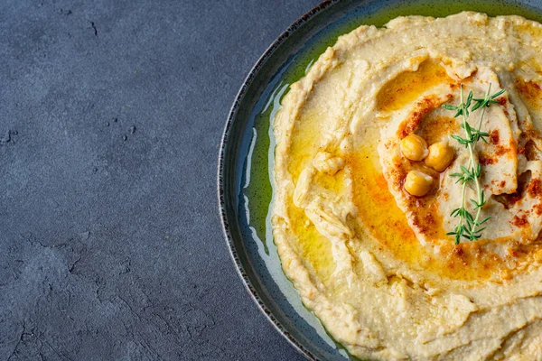 Geleneksel bir yemek veya aperatif humus veya siyah arka planda baba ghanoush.