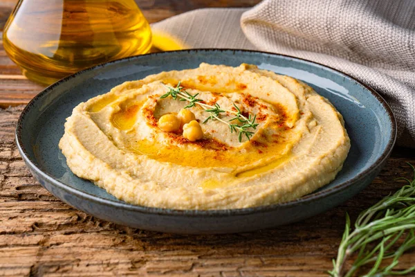 Geleneksel bir yemek veya aperatif humus veya ahşap arka planda baba ghanoush.