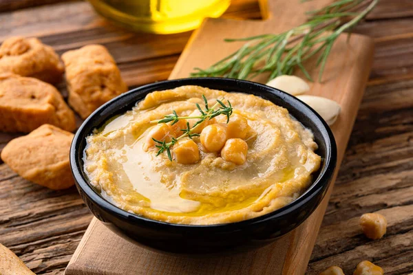 Geleneksel bir yemek veya aperatif humus veya ahşap arka planda baba ghanoush.