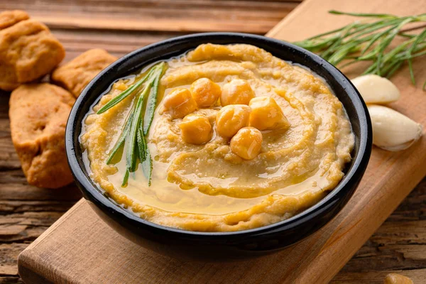 Geleneksel bir yemek veya aperatif humus veya ahşap arka planda baba ghanoush.