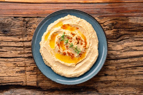 Geleneksel bir yemek veya aperatif humus veya ahşap arka planda baba ghanoush.