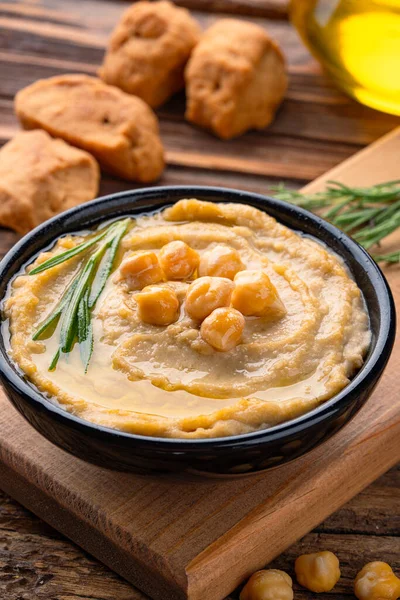 Geleneksel bir yemek veya aperatif humus veya ahşap arka planda baba ghanoush.