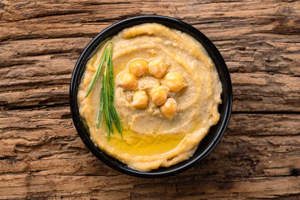 Geleneksel bir yemek veya aperatif humus veya ahşap arka planda baba ghanoush.