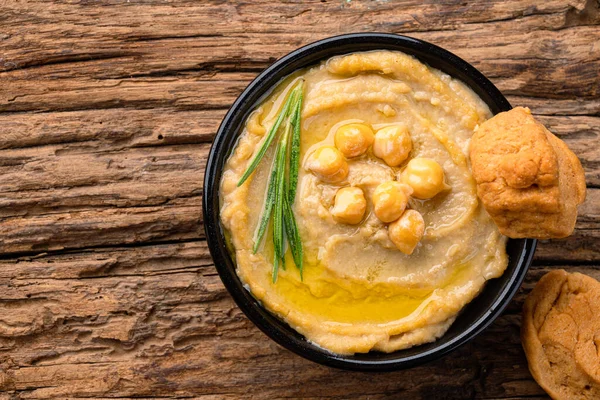Geleneksel bir yemek veya aperatif humus veya ahşap arka planda baba ghanoush.