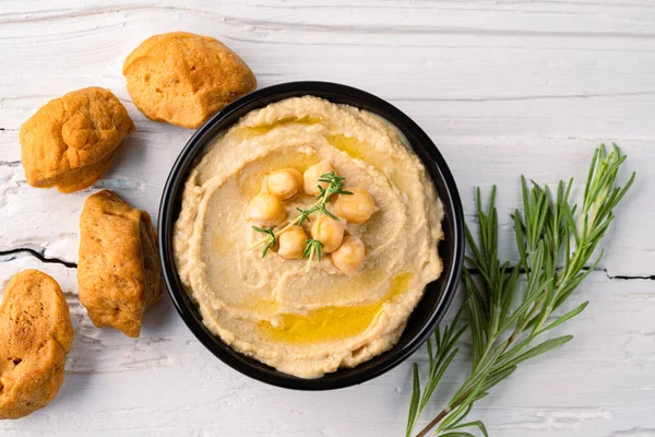 Geleneksel bir yemek veya aperatif humus veya beyaz ahşap arka planda baba ghanoush.