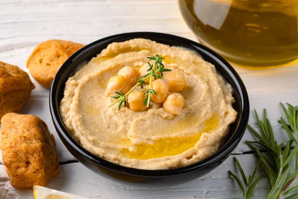 Geleneksel bir yemek veya aperatif humus veya beyaz ahşap arka planda baba ghanoush.