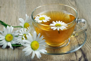 ahşap bir masa üzerinde papatya çayı fincan. bitkisel çay.