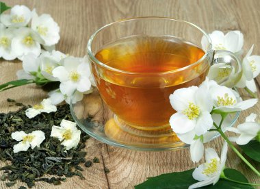 bir fincan yeşil çay Yasemin ile. yakın çekim. üstten görünüm