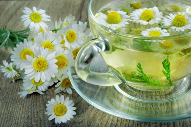 ahşap bir masa üzerinde papatya çayı fincan. bitkisel çay.