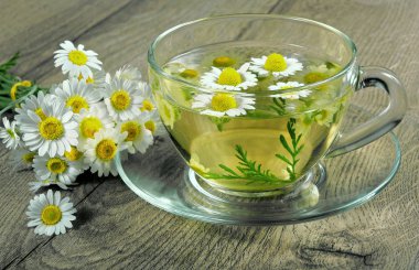 ahşap bir masa üzerinde papatya çayı fincan. bitkisel çay.