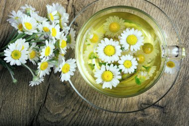 ahşap bir masa üzerinde papatya çayı fincan. bitkisel çay.