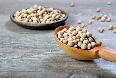 Nohut bir tahta kaşık içinde. yakın çekim.