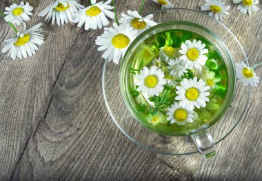 ahşap bir masa üzerinde papatya çayı fincan. bitkisel çay.