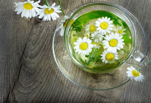 ahşap bir masa üzerinde papatya çayı fincan. bitkisel çay.