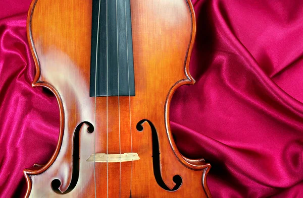 Violino Sobre Fundo Seda Roxo Vista Superior — Fotografia de Stock