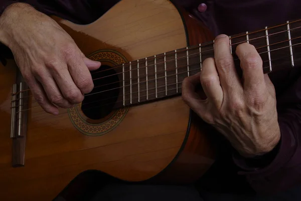 Tocando Una Guitarra Acústica Primer Plano Guitarrista Manos Guitarra Cerca — Foto de Stock