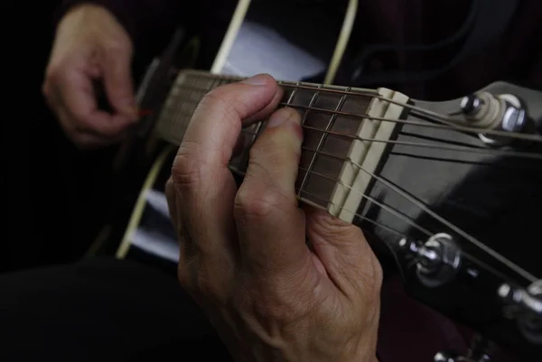 Bir Akustik Gitar Çalmak Portre Gitarist Elleri Gitar Kapatın Kopya — Stok fotoğraf