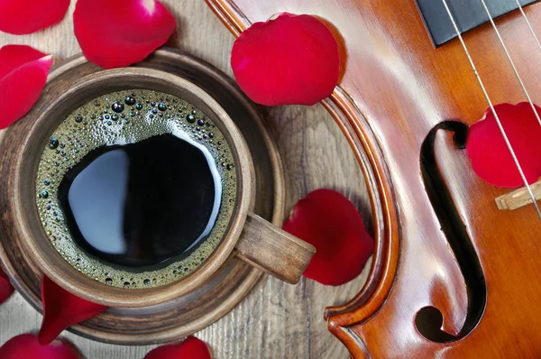 Violino Una Tazza Caffè Caffè Petali Rosa Vista Dall Alto — Foto Stock