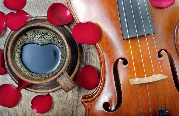 Violino Una Tazza Caffè Caffè Petali Rosa Vista Dall Alto — Foto Stock