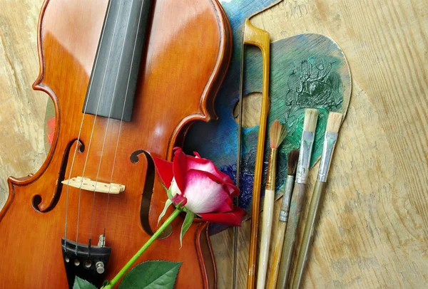 Скрипка Кисти Роза Палитра — стоковое фото