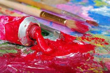 Fırçalar ve palet. üstten görünüm.