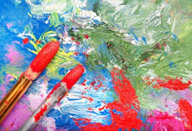 Fırçalar ve palet. üstten görünüm.