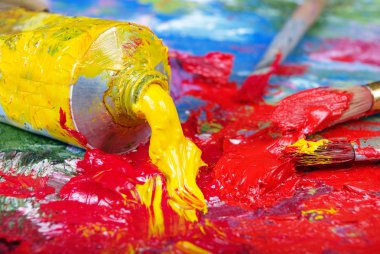 Fırçalar ve palet. üstten görünüm.