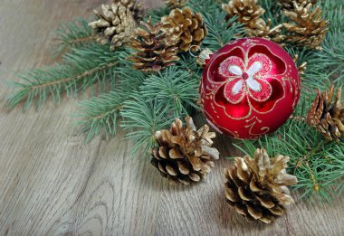 Yeni yıl arka plan. Yılbaşı topu, Hediyelik, yılbaşı ağacı ve altın çam kozalakları ahşap bir masa üzerinde dalları.