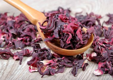 Hibiscus çayı. Tahta kaşıkta Hibiscus çayı. Soğuk algınlığı ve grip için vitamin çayı.