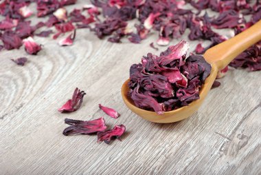Hibiscus çayı. Tahta kaşıkta Hibiscus çayı. Soğuk algınlığı ve grip için vitamin çayı.