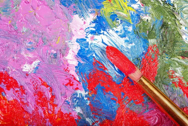 Fırçalar ve palet. üstten görünüm.