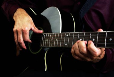 Bir akustik gitar çalmak. Portre. Gitarist elleri ve gitar kapatmak.