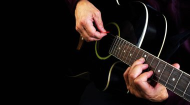 Bir akustik gitar çalmak. Portre. Gitarist elleri ve gitar