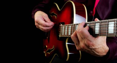 Gitarist elleri ve gitar kapatmak