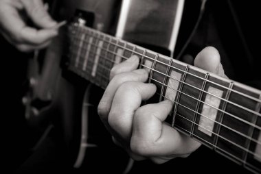 Gitarist elleri ve gitar kapatmak