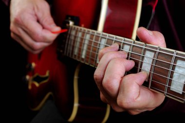 Gitarist elleri ve gitar kapatmak