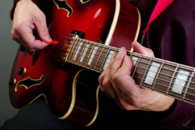 Gitarist elleri ve gitar kapatmak