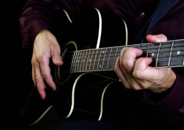 Bir akustik gitar çalmak. Portre. Gitarist elleri ve gitar