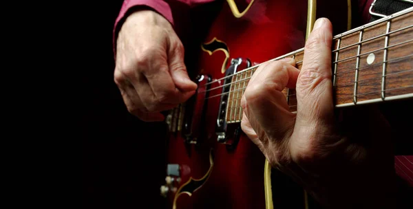 Gitarzysta Ręce Gitara Bliska — Zdjęcie stockowe