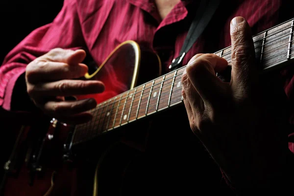 ギタリストの手とギターをクローズ アップ — ストック写真