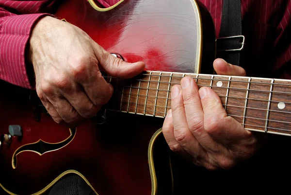 Руки Гитариста Гитара Крупным Планом — стоковое фото