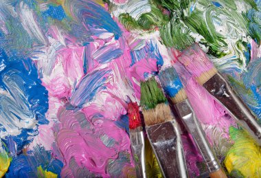 sanatçılar ve Fırçalar paleti. fırça darbeleri yakın çekim.