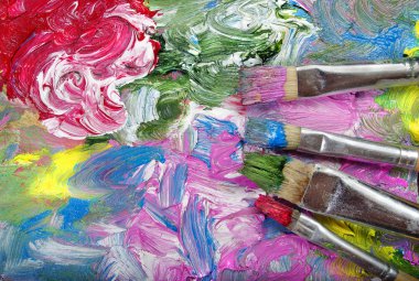 sanatçılar ve Fırçalar paleti. fırça darbeleri yakın çekim.