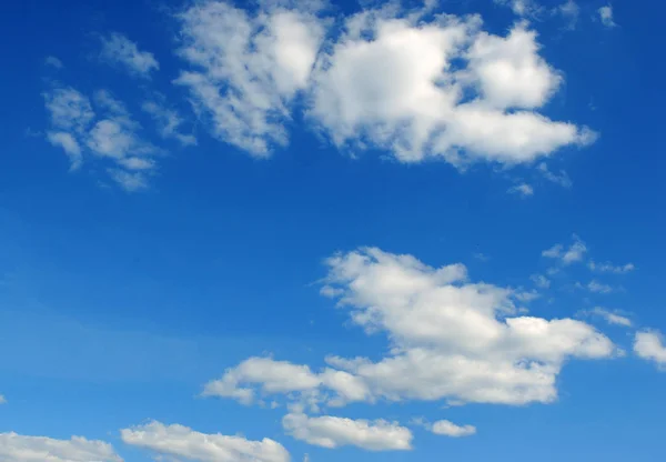 Cielo Blu Con Nuvole Bianche — Foto Stock