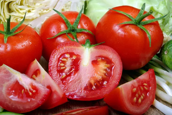 Hortalizas Frescas Maduras Tomates Col Cebolla Verde Pepino Sobre Una — Foto de Stock