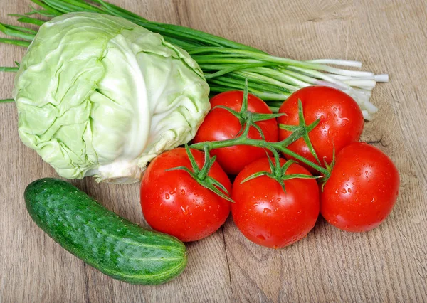 Hortalizas Frescas Maduras Tomates Col Cebolla Verde Pepino Sobre Una — Foto de Stock