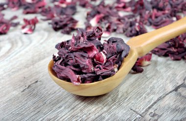 Hibiscus çayı. Tahta kaşıkta Hibiscus çayı. Soğuk algınlığı ve grip için vitamin çayı.