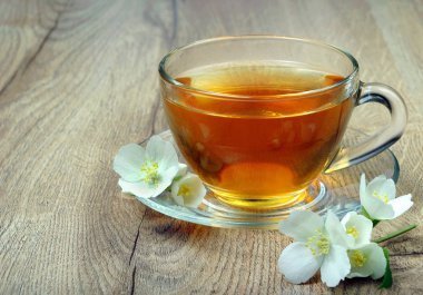 yeşil çay ile Yasemin ahşap bir masa üzerinde.